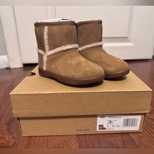 *NWT* UGG - Boots Chestnut Brown - Size 7 Toddler